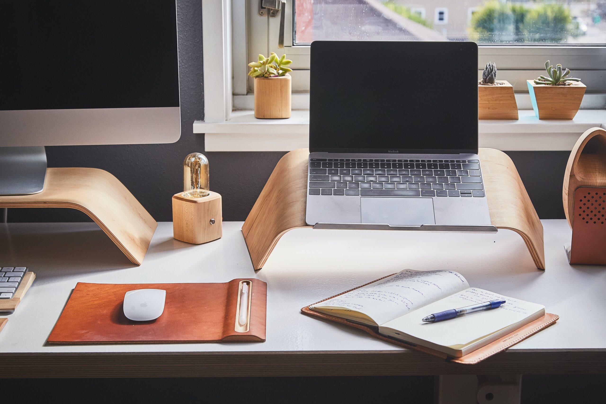 Come organizzare lo spazio del tuo ufficio domestico per massimizzare la produttività e la creatività